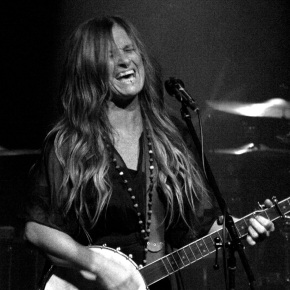 KASEY CHAMBERS RELEASES LIVE VERSION OF EMINEM CLASSIC